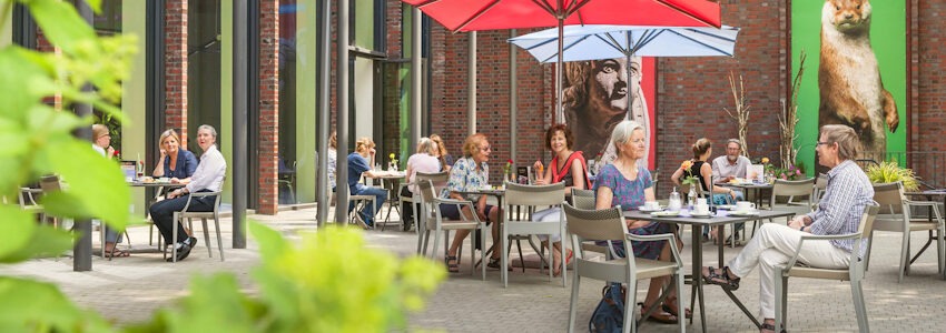 Foto: Martin Bäuml Fotodesign. Die Museumsterrasse zur Ilmenau hin ist auch bei Hitze ein angenehmer, schattiger Ort.