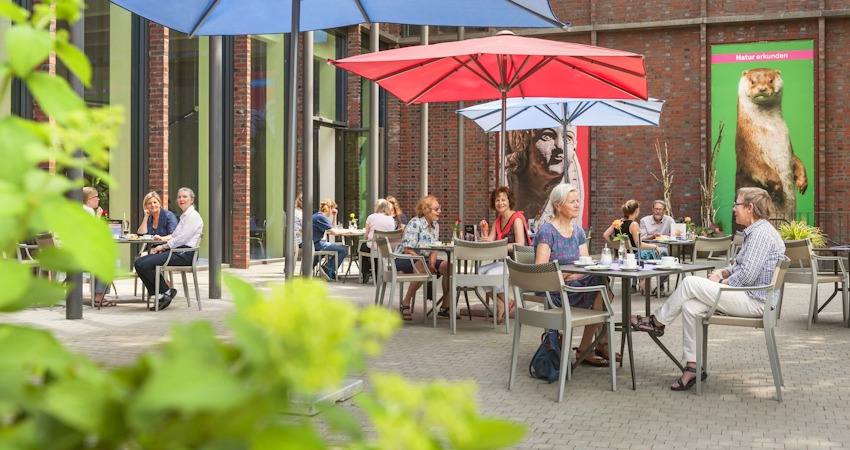 Foto: Martin Bäuml Fotodesign. Die Museumsterrasse zur Ilmenau hin ist auch bei Hitze ein angenehmer, schattiger Ort.