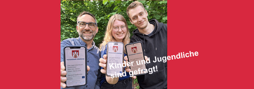 Foto: Hansestadt Lüneburg. Umfrage zum Jugendzentrum Stadtmitte. Stadtjugendpfleger Jens Döhrmann (links), Ann-Christin Behrens und Hannes Richter vom Jugendzentrum Stadtmitte freuen sich auf die Beteiligung der Kinder und Jugendlichen zum künftigen Angebot des neuen JUZ.