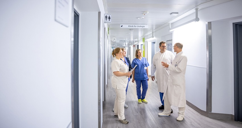 Foto: Klinikum, Andreas Tamme. Das Team der Urologie des Klinikums informiert am 17. Juni 2025 nachmittags vor dem Klinikum zum Thema Blasenkrebs und beantwortet Patientenfragen.