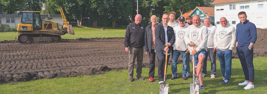 Foto: Hansestadt Lüneburg, Juni 2025. Große Freude über den Baubeginn für den Kunstrasenplatz auf dem Sportgelände des VfL Lüneburg. Vordere Reihe mit Spaten in der Hand: Links Sportdezernent Matthias Rink, rechts daneben Matthias Merz vom JFV Lüneburg. Dahinter von links: VfL-Geschäftsführer Thorsten Schulte, VfL-Vizepräsident Klaus Grothe, Tarek Behrens, Michael Keil, Karsten Winkler, Martin Wilke, Ulf Henning (alle JFV Lüneburg) und Florian Beye, Bereichsleiter Sport bei der Hansestadt.