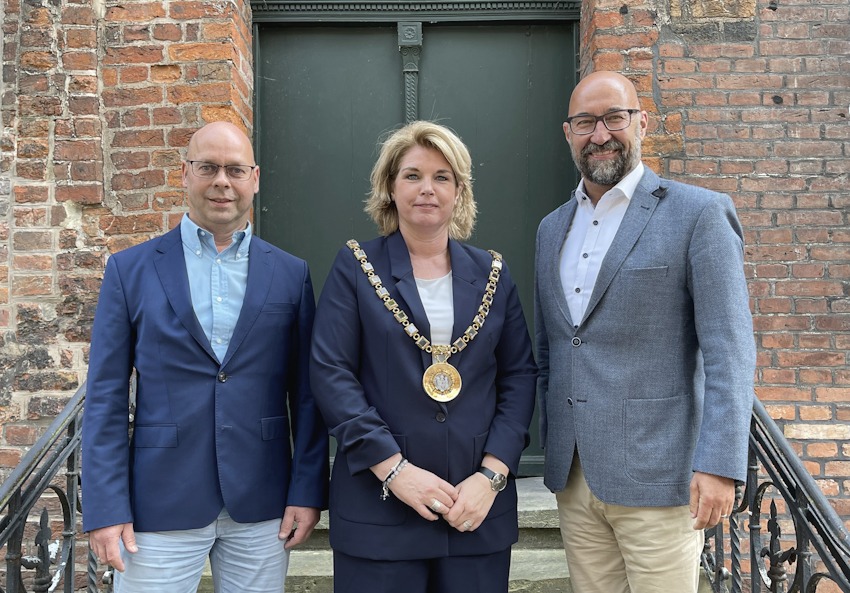 Die neue Leitung der Bürgerstiftung: Ulf Reinhardt (links) und Frank Dalock (rechts). In der Mitte OB Claudia Kalisch. Foto: Hansestadt Lüneburg.
