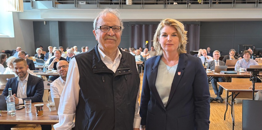 Foto: Hansestadt Lüneburg. Oberbürgermeisterin Claudia Kalisch verpflichtete Hans-Joachim Klein (CDU) als neues Ratsmitglied.