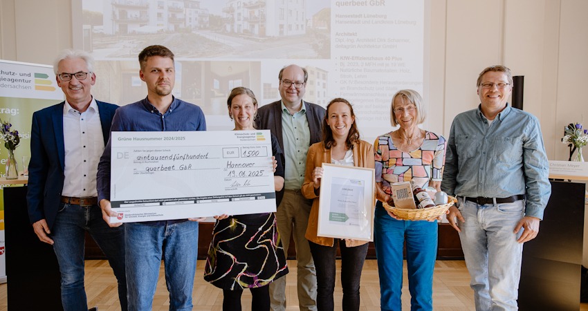 Der Preis der Klimaschutz- und Energieagentur Niedersachsen (KEAN) für das Zukunfts-Haus geht an das Wohnprojekt Querbeet. Foto: Simona Bednarek.