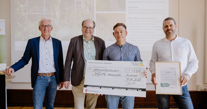 Der Preis der Klimaschutz- und Energieagentur Niedersachsen (KEAN) für das Umnutzungshaus geht an das Wohnprojekt Raeume in Lüneburg. Foto: Simona Bednarek.