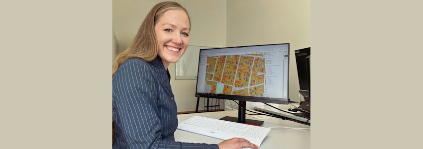 Foto: Landkreis Lüneburg. Klimaschutzmanagerin Ronja Röckemann präsentiert das Klimaportal des Landkreises Lüneburg.
