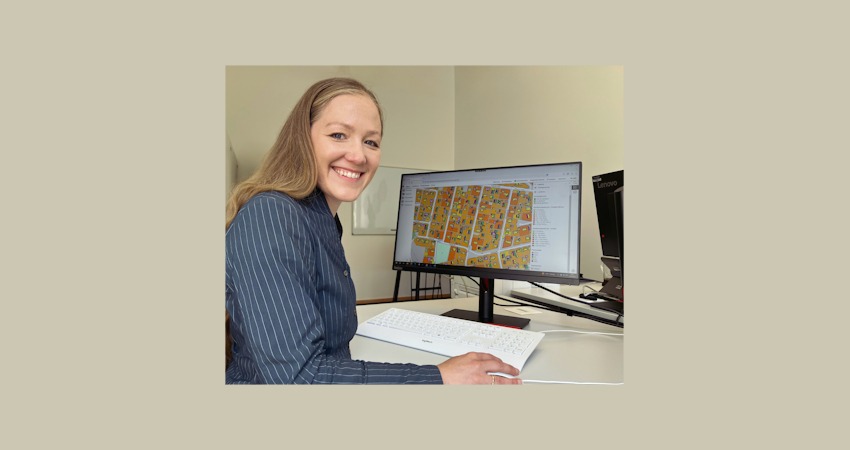 Foto: Landkreis Lüneburg. Klimaschutzmanagerin Ronja Röckemann präsentiert das Klimaportal des Landkreises Lüneburg.