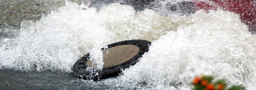 Archiv-Foto: Hansestadt Lüneburg. Starkregen - das Wasser drückt einen Kanaldeckel hoch.