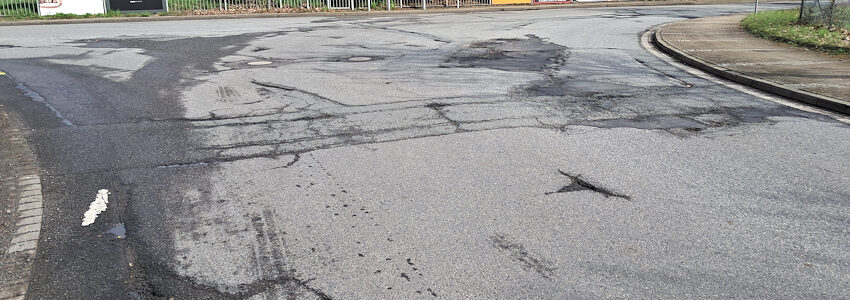 Asphaltschäden in der Zeppelinstraße. Foto: Hansestadt Lüneburg.