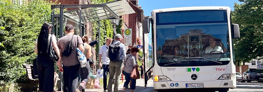 Foto: Hansestadt Lüneburg. KVG-Bus an der Haltestelle am Ochsenmarkt.
