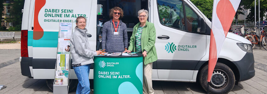 Infomobil „Digitaler Engel“: Infotisch mit Ansprechpersonen. Foto: Jörg Farys für DsiN.