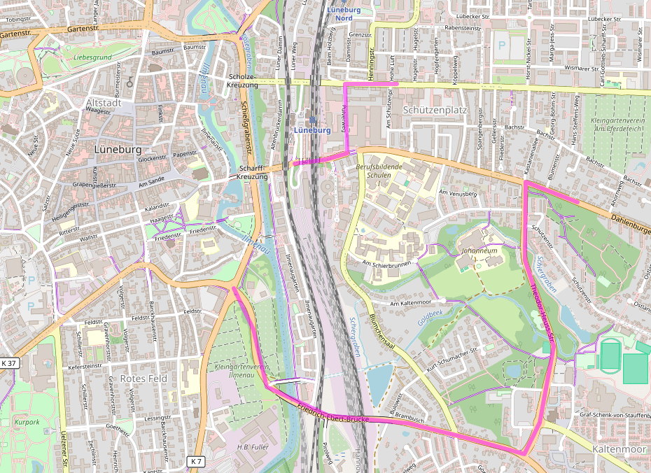 Während der gesamten Bauzeit bleiben zwei Verkehrsachsen aus dem Osten der Stadt in die Innenstadt bestehen: Über Bleckeder Landstraße, Pulverweg und Dahlenburger Landstraße und über Theodor-Heuss-Straße, Konrad-Adenauer-Straße und Friedrich-Ebert-Brücke. Karte: OpenStreetMap-Mitwirkende.