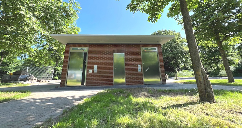 Foto: Hansestadt Lüneburg. Das neue WC-Gebäude auf den Sülzwiesen hat zwei Unisex-Toiletten.