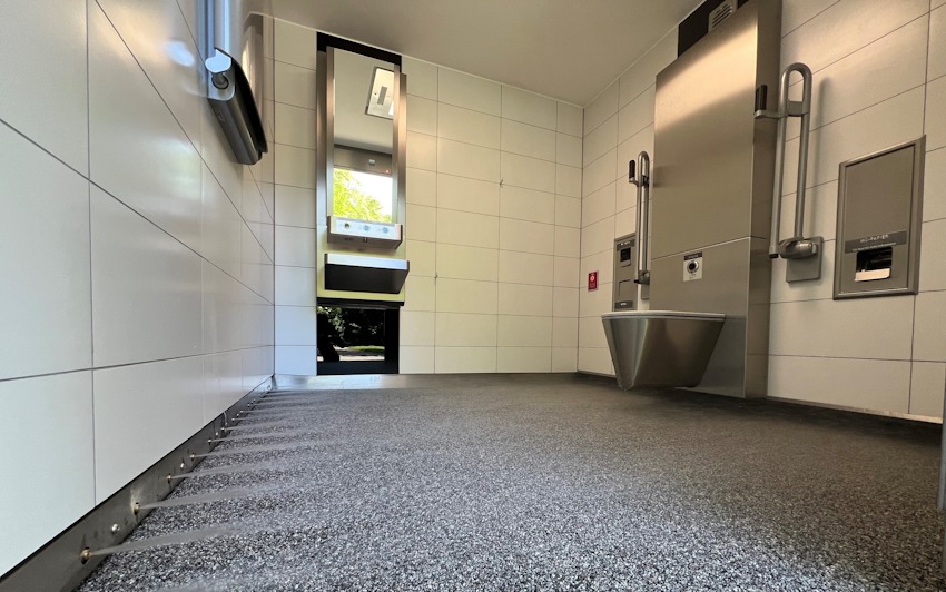 Foto: Hansestadt Lüneburg. Automatische Sitzbrillenreinigung und selbstreinigende Bodendüsen sorgen für zusätzliche Hygiene in den beiden Toilettenräume. Hier ein Blick in die barrierefreie Toilette, die auch über einen Wickeltisch verfügt.