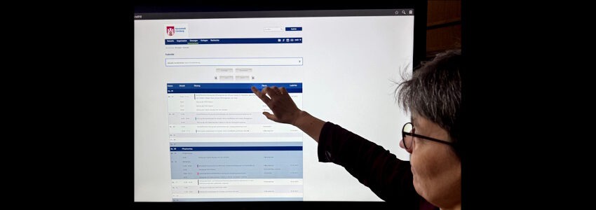 Foto: Hansestadt Lüneburg. Andrea Kamionka aus dem Ratsbüro der Hansestadt Lüneburg stellt das neue Bürgerinformationssystem Allris 4 vor. Das Ratsbüro bietet dazu Info-Termine im Lüneburger Dialograum an.