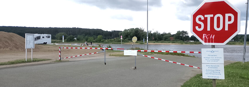 Foto: BI. Fähranleger bei Darchau. Wegen Niedrigwasser fährt die Fähre derzeit nicht. Links im Bild Ausläufer des ausgebaggerten Sediments.