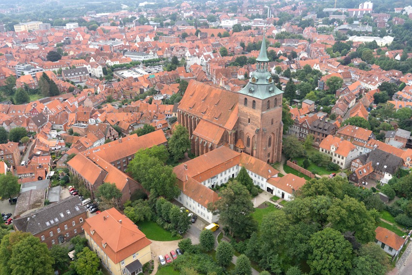 Foto: Landkreis Lüneburg. Luftbild mit der Kreisverwaltung im Michaelis-Kloster und der Kirche St. Michaelis.
