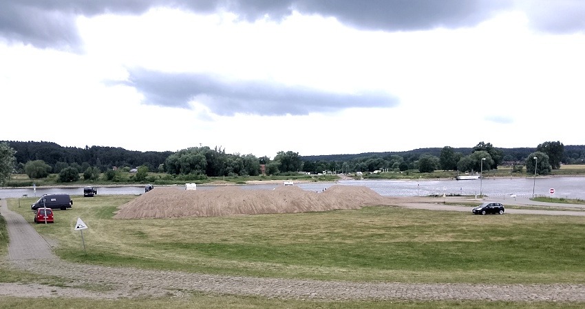 Aushub von Sediment in Darchau. Foto: BI Nein zur Brücke e.V.