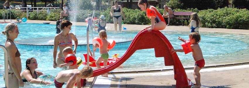 Kinder spielen auf der Rutsche im Freibad. Foto: dokumol, Pixabay.