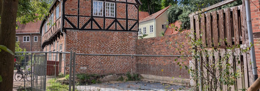 Lüneburg: Platz für die Netzersatzanlage im Klosterhof.