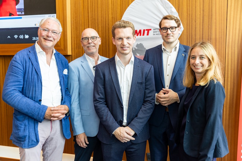 Foto: Philipp Ziebart. Mit dabei beim Landesmittelstandstag am 28.06.2025 in Papenburg: Vorstandsmitglieder aus dem MIT Lüneburg. Von links: Peter Luths (stellv. Vorsitzender), Bernd Scholz (Beisitzer), Patrick Pietruck (Vorsitzender), Christoph Schepan (Beisitzer), Anna Bauseneick (stellv. Vorsitzende),