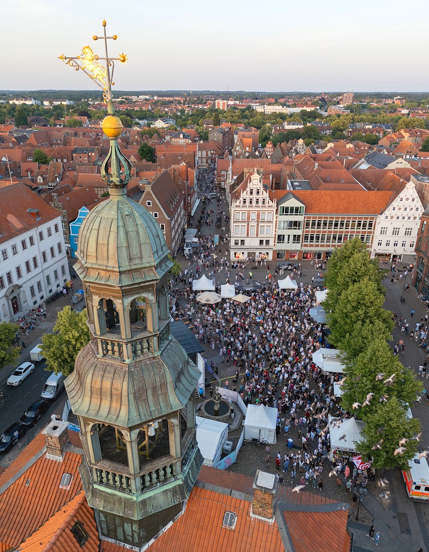 Foto: Hansestadt Lüneburg. Stadtfest 2025 - Blick über das Rathaus auf den Marktplatz (Luftbild).