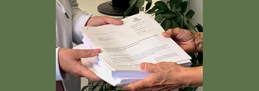 Foto: BUND Regionalverband Elbe-Heide. Übergabe der Stellungnahme des Regionalverbands Elbe-Heide an den Landkreis am 15. Juli 2025; 23 Seiten mit knapp 580 Seiten Anlagen.