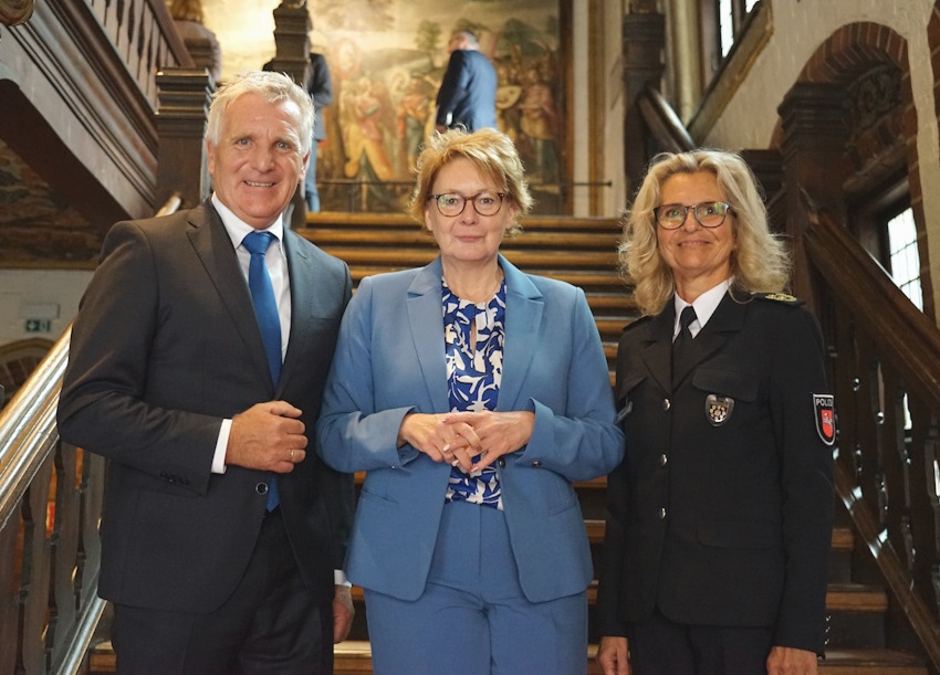 Foto: Innenministerium Niedersachsen. Innenministerin Daniela Behrens (Mitte) mit  Thomas Ring und Kathrin Schuol.