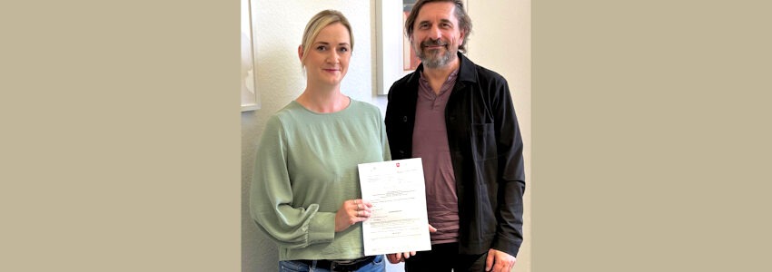 Foto: Landkreis Lüneburg. Leitende Kreisdirektorin Franziska Welz und Michael Gümbel mit dem Zuwendungsbescheid der Metropolregion Hamburg für das Projekt „Perspektive Arbeit & Gesundheit“.