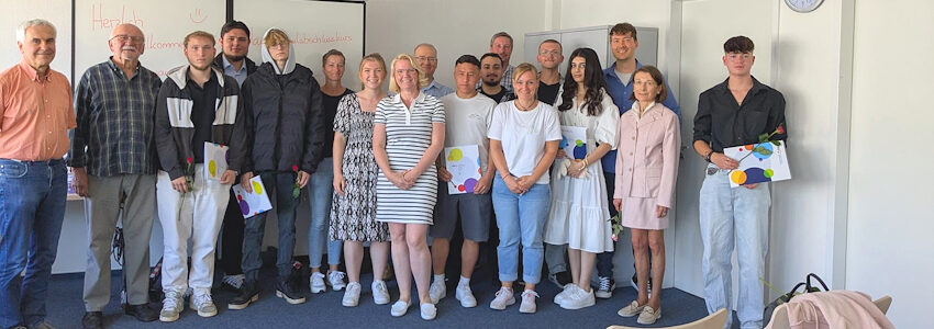 Foto: VHS REGION Lüneburg. Haupt- oder Realschulabschluss in der Tasche: Die Absolvent:innen des Jahrgangs 2025 freuen sich, dass sie an der VHS auf dem zweiten Bildungsweg ihren Schulabschluss erreicht haben.
