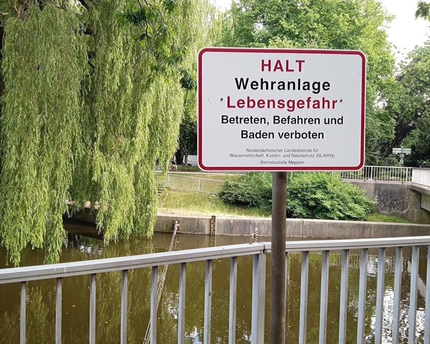 Foto: NLWKN. Baden in Seen und Flüssen ist zwar grundsätzlich erlaubt. Ausnahmen aber beachten: Ganz besondere Gefahren bestehen an Wehranlagen, Schleusen, Sperrwerken, Dükern, Hafenanlagen und Brücken.
