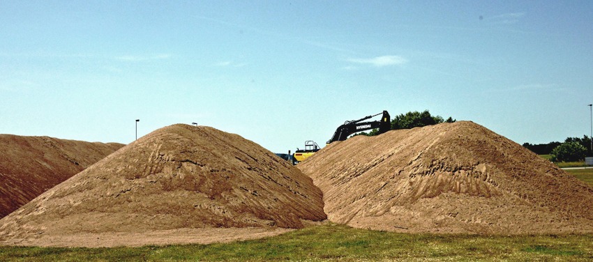 Foto: Uwe Schlüter. Aus der Elbe aus gebaggertes Sediment. Niedrigwasserstände bei Darchau waren nicht ursächlich für den länger andauernden Fährausfall. Wegen einer Sandbank auf der Strecke von Lauenburg konnte die Fähre nicht nach Neu Darchau gebracht werden. Zwischenzeitlich wurden in der Zufahrt zum Darchauer Fähranleger einige Tausend Kubikmeter Sand aus der Elbe gebaggert.