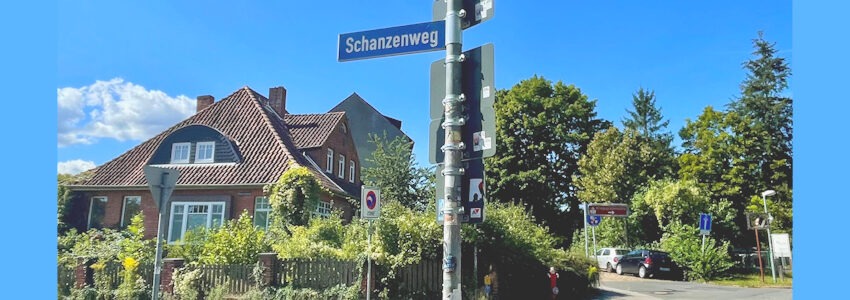 Foto: Hansestadt Lüneburg. Blick in die Straße Schanzenweg. Im Bereich Vor Mönchsgarten / Schanzenweg nahe der Straße Vor dem neuen Tore ist ein Bauvorhaben geplant.