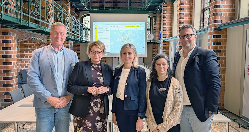 Foto: Hansestadt Lüneburg. Niedersachsens Ministerin für Inneres, Sport und Digitalisierung, Daniela Behrens (zweite von links) zu Besuch im Lüneburger Rathaus. Fachbereichsleiter Jens Mildner (links) und die Verwaltungsmitarbeiterinnen Maria Winterholler und Laura Pérez Fernández gaben Einblick in KI-Projekte der Stadtverwaltung. Rechts: Hansestadt-Stabsstellenleiter Carl-Ernst Müller.