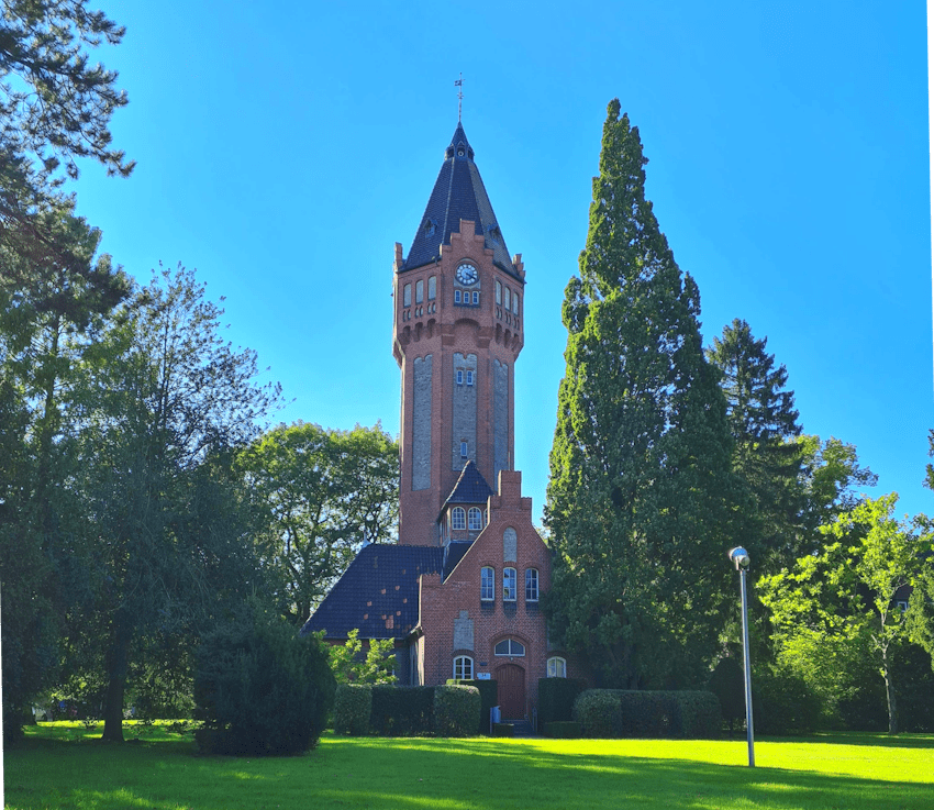 Foto: Lünepedia, curid 2488. Dokumentationszentrum der „Euthanasie“-Gedenkstätte Lüneburg im Wasserturm und dem ehemaligen Badehaus auf dem Gelände der Psychiatrischen Klinik Lüneburg.