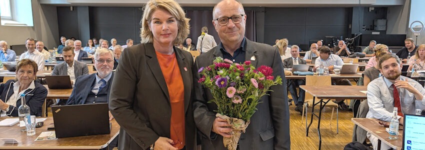 Foto: Hansestadt Lüneburg. Oberbürgermeisterin Claudia Kalisch begrüßte Andreas Neubert als neues Mitglied des Rates der Hansestadt Lüneburg. Er nimmt künftig den Platz von Uwe Nehring ein, der sein Mandat niedergelegt hatte.