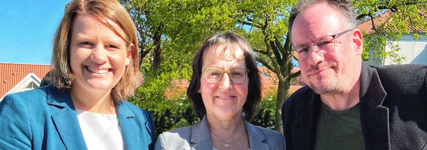 Foto: Landeselternrat. Niedersachsens Kultusministerin Julia Willie Hamburg (links), Miriam Kaschel, Vorstandsvorsitzende des Landeselternrats, und Marco Sievers, gemeinsam mit Kaschel Vorsitzender des Stadt- und Kreiselternrats Lüneburg.