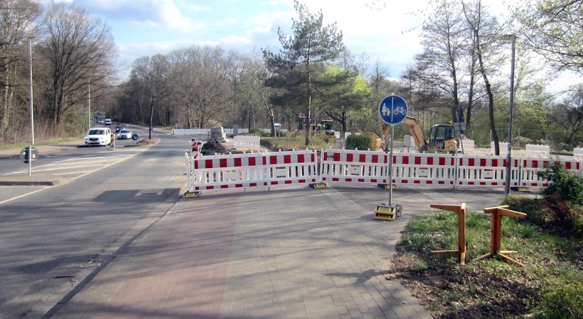 Foto: VCD Elbe-Heide. Baustelle vor dem Neuen Tore, Juni 2024. Hier ist Schluss. Es gibt keine Umleitung für den Radverkehr und keine Aufleitung auf die Fahrbahn.
