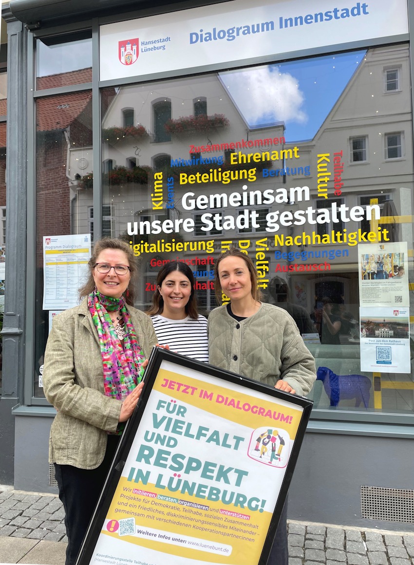 Foto: Hansestadt Lüneburg. Von links: Karin Fischer, Dr. Yildiz Deniz und Katharina Fuchs-Zimmermann aus dem Gleichstellungsbüro der Hansestadt Lüneburg laden ein zum Themenmonat „Demokratie und Vielfalt“ in den Dialograum.