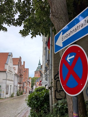 Neues Halteverbotsschild. Foto: Hansestadt Lüneburg.