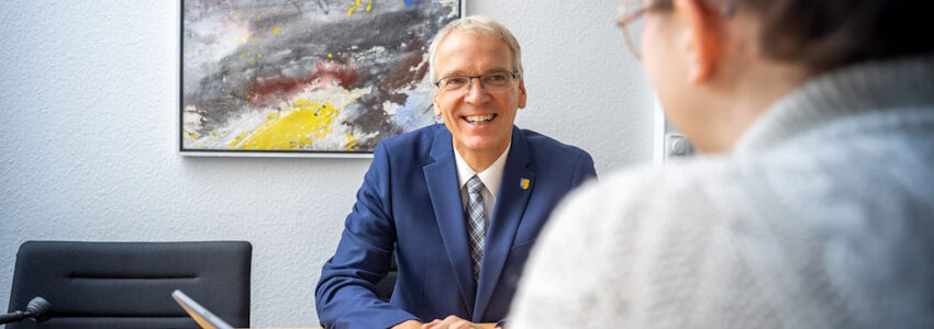 Landrat Jens Böther im Gespräch. Foto: Andreas Tamme, Landkreis Lüneburg.