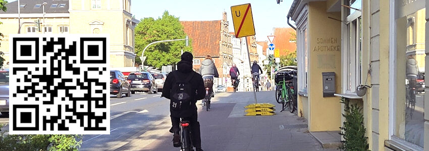 Foto: FUSS e.V. Baustellenschild in der Lünertorstraße vor der Scharff-Kreuzung in Lüneburg. Hier reagierte die zuständige Behörde schnell: Die Halterung des Schildes wurde in Längsrichtung gedreht. Immer noch behindernd - aber doch etwas besser.
