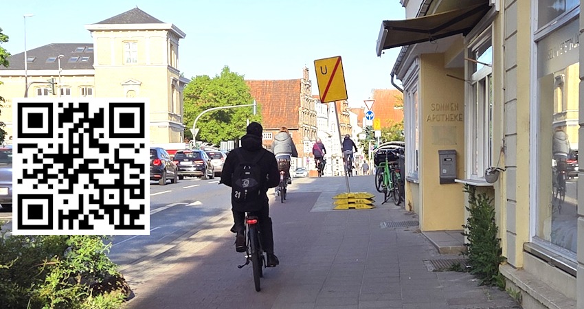 Foto: FUSS e.V. Baustellenschild in der Lünertorstraße vor der Scharff-Kreuzung in Lüneburg. Hier reagierte die zuständige Behörde schnell: Die Halterung des Schildes wurde in Längsrichtung gedreht. Immer noch behindernd - aber doch etwas besser.
