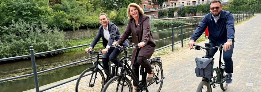 Oberbürgermeisterin Claudia Kalisch probiert den neuen Radweg aus, mit dabei: Lüneburgs Verkehrsdezernent Markus Moßmann (l.) und Christian-Tobias Gerlach, stellvertretender Vorsitzender des Mobilitätsausschusses. Foto: Hansestadt Lüneburg.