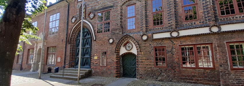 Foto: Lüne-Blog. Rathaus Lüneburg: Eingang K und L.