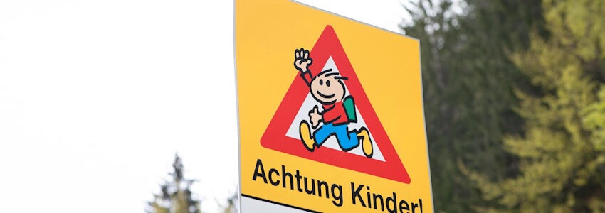 Schild "Achtung, Kinder!". Foto: Petra, Pixabay.