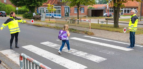 Sicher auf dem Weg zur Schule. Dafür sorgen die Schulweglotsen in Melbeck. Der Dienst dauert etwa eine halbe Stunde. Foto: M. Schwanitz.