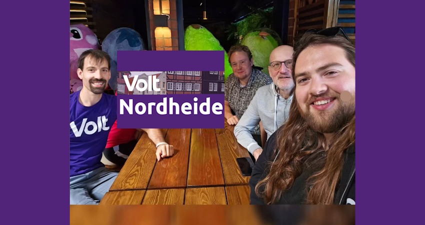 Foto: Volt Nordheide, August 2025 in Winsen. Von links: Niklas Rüter (im Volt-Shirt), Michel Pauly, Michael Riedel, Sebastian Speetzen.