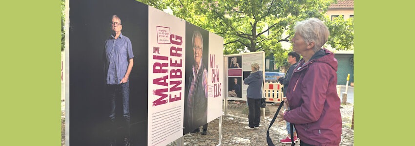 Foto: »Euthanasie«-Gedenkstätte Lüneburg, Carola Rudnick. Open-Air-Ausstellung „Mutig erinnern“ - Gäste beim Betrachten der Bildtafeln.