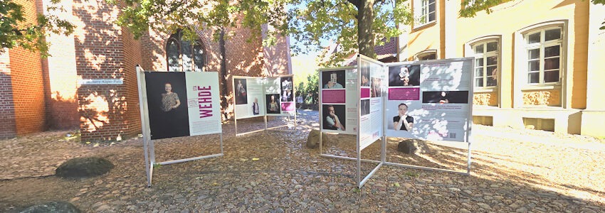 Foto: Lüne-Blog. Ausstellung "Mutig erinnern" auf dem Platz vor St. Nicolai ist hier noch bis zum 31. Oktober 2025 zu betrachten.